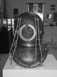 Viareggio, Museo della Marineria. Parte di scafandro / Viareggio, Museo della Marineria. Part of a diving suite