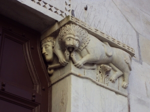 Lucca. Chiesa di Sant'Anastasio, facciata, portale centrale