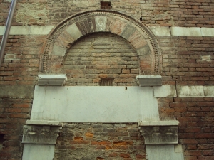 Lucca. Chiesa di Sant'Anastasio, facciata, portale laterale