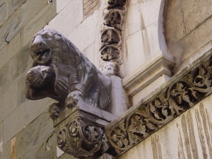 Lucca. Chiesa di Sant'Andrea, facciata, particolare del portale