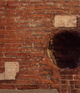 Lucca. Chiesa di San Benedetto in Gottella, pilastrini reimpiegati nella zona absidale