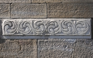 Lucca. Chiesa di San Micheletto, pilastrino murato nel fianco