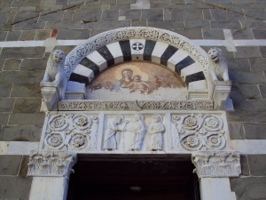 Lucca. Chiesa di San Pier Somaldi, facciata, portale centrale. Guido Bigarelli, Consegna delle chiavi a San Pietro