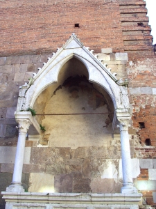 Lucca. Chiesa di San Romano, fianco nord, sepoltura con resti di pittura murale