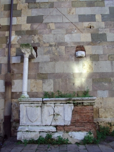 Lucca. Chiesa di San Romano, fianco nord, sepoltura