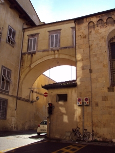 Lucca. Chiesa di San Romano, cavalcavia di congiunzione con il Palazzo Ducale