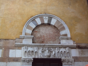Lucca. Chiesa di San Salvatore, portale laterale