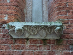 Lucca. Chiesa di San Tommaso, fianco destro, base di monofora con iscrizione