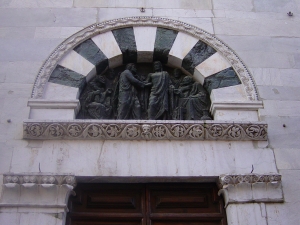 Lucca. Chiesa di San Tommaso, facciata, portale