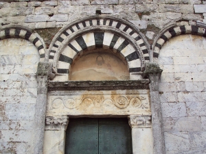 Santa Maria del Giudice (Lucca). Chiesa di San Giovanni (Pieve Vecchia), portale centrale