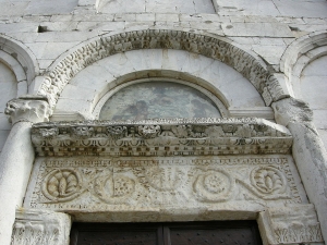 Santa Maria del Giudice (Lucca). Chiesa di Santa Maria (Pieve Nuova), portale centrale