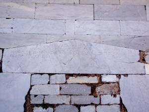 San Michele in Escheto (Lucca). Chiesa di San Michele, fianco destro, architrave con iscrizione