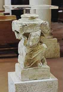 San Michele in Escheto (Lucca). Chiesa di San Michele, interno. Frammento di pulpito.