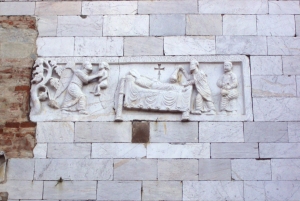 Lammari (Lucca). Chiesa di Santa Maria e San Jacopo, facciata. Tomba del pievano Lieto