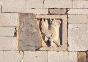 Lammari (Lucca). Chiesa di Santa Maria e San Jacopo, facciata. Tomba del pievano Lieto