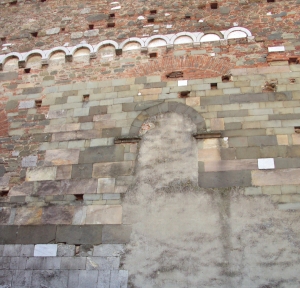 Lammari (Lucca). Chiesa di Santa Maria e San Jacopo, fianco sinistro