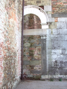 Lammari (Lucca). Chiesa di Santa Maria e San Jacopo, fianco sinistro