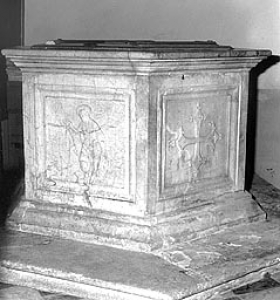 Lunata (Lucca). Chiesa di San Frediano, interno. Fonte battesimale