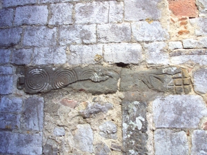 Coreglia Antelminelli (Lucca). Chiesa di San Martino, fianco settentrionale. Architrave scolpito.