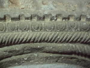 Coreglia Antelminelli (Lucca). Chiesa di San Martino, interno. Particolare della decorazione di un capitello.
