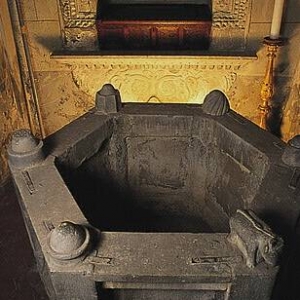 Boveglio (Lucca). Chiesa dei Santi Jacopo e Ginese, interno. Fonte battesimale