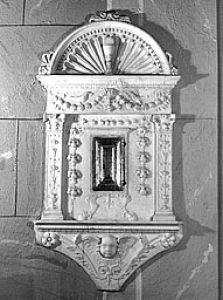 Boveglio (Lucca). Chiesa dei Santi Jacopo e Ginese, interno. Tabernacolo per gli oli santi