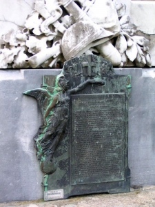 Monumento ai Caduti di Migliano, particolare del Bollettino della Vittoria. Il documento, emesso dal Comando supremo dell'esercito italiano e firmato dal generale Diaz, annunciava la vittoria dell'Italia durante la prima guerra mondiale. Bollettini della Vittoria adornano anche altri monumenti e lapidi ai Caduti della prima guerra garfagnini come le lapidi che si trovano nel loggiato dell'oratorio di Sant'Antonio di Vergemoli
