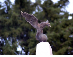 Monumento ai Caduti di Migliano, particolare dell'aquila bronzea che sovrasta l'obelisco