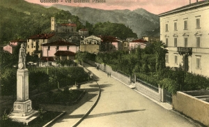 Cartolina degli anni '20 che mostra uno scorcio della cittadina di Gallicano. Sulla sinistra compare il monumento ai Caduti . (Archivio Comune di Gallicano)