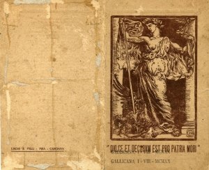 Cartolina stampata probabilmnete in occasione dell'inaugurazione del monumento ai Caduti. Sulla cartolina si riporta la celebre frase di Orazio: dulce et decorum est pro patria mori (è bello e dolce morire per la patria). Il monito oraziano, rivolto ai giovani romani affinchè imitassero virtù ed eroismo degli antenati, viene qui reimpiegato per ricordare ai giovani di Gallicano il sacrificio dei cittadini Caduti e per rinovare nelle nuove generazioni sentimenti di onore e patriottismo. (Archivio Comune di Gallicano)