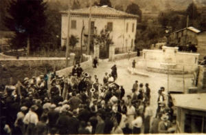 Monumento ai Caduti di Gorfigliano, cartolina storica che ritrae la cerimonia di inaugurazione