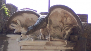 Lapide ai Caduti di Molazzana, particolare dell'aquila che sovrasta la targa