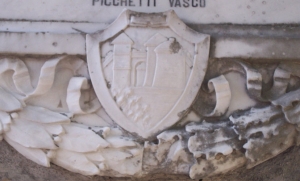 Lapide ai Caduti di Molazzana, particolare dello stemma cittadino