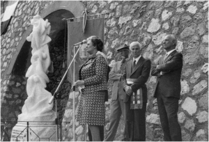 Monumento ai Caduti di Molazzana. Nella foto, di proprietà del Comune di Molazzana, sono ritratti le personalità che presenziarono la cerimonia di inaugurazione: l’On Maria Eletta Martini, il Sindaco Savoli, il Cap. Almiro Giannotti, il Magg. Renzo Orsi.