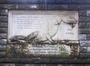 Monumento ai Caduti di Magnano, particolare del bassorilievo in ricordo dei Caduti della prima guerra mondiale