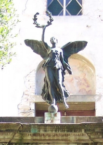 Lapide ai Caduti della prima guerra mondiale, particolare della statua bronzea che sovrasta la lapide