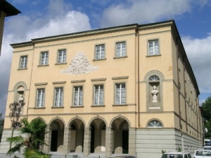 Teatro di Castelnuovo Garfagnana - Tre cuori in affitto / Theatre of Castelnuovo di Garfagnana - Tre cuori in affitto