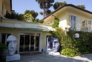 I 4 volumi di "Borghi Paesi e Valli delle Alpi Apuane", al Logos Hotel / The 4 volumes of "Borghi Paesi e Valli delle Alpi Apuane" (Borgho Villages and Valleys of the Apuane Alps), at the Logos Hotel