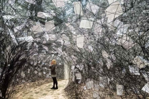 "A Long Day" - il tempo si congela nell'installazione di Chiharu Shiota / "A Long Day" - time stands still in the installation by Chiharu Shiota