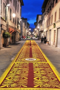 A Camaiore torna la magia dei tappeti di segatura colorata