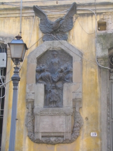 Lapide ai dipendenti della Manifattura Tabacchi morti in guerra / Commemorative plaque for the Tobacco Factory workers who died in war