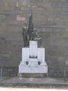Monumento ai caduti della frazione di S. Cassiano a Vico  /  Monument to the fallen of the hamlet of S. Cassiano a Vico