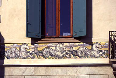 decorazione ceramica, G. Chini, particolare