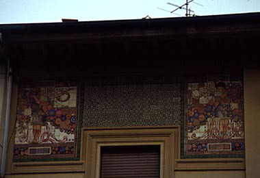 via Buonarroti angolo via D'Annunzio, decorazione ceramica, G. Chini, particolare