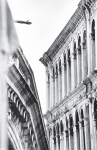 10 anni di scatti tra metropoli e persone, nella collettiva di Renato D'Agostin  / 10 years of photographs of cities and people, in the exhibition by Renato D'Agostin